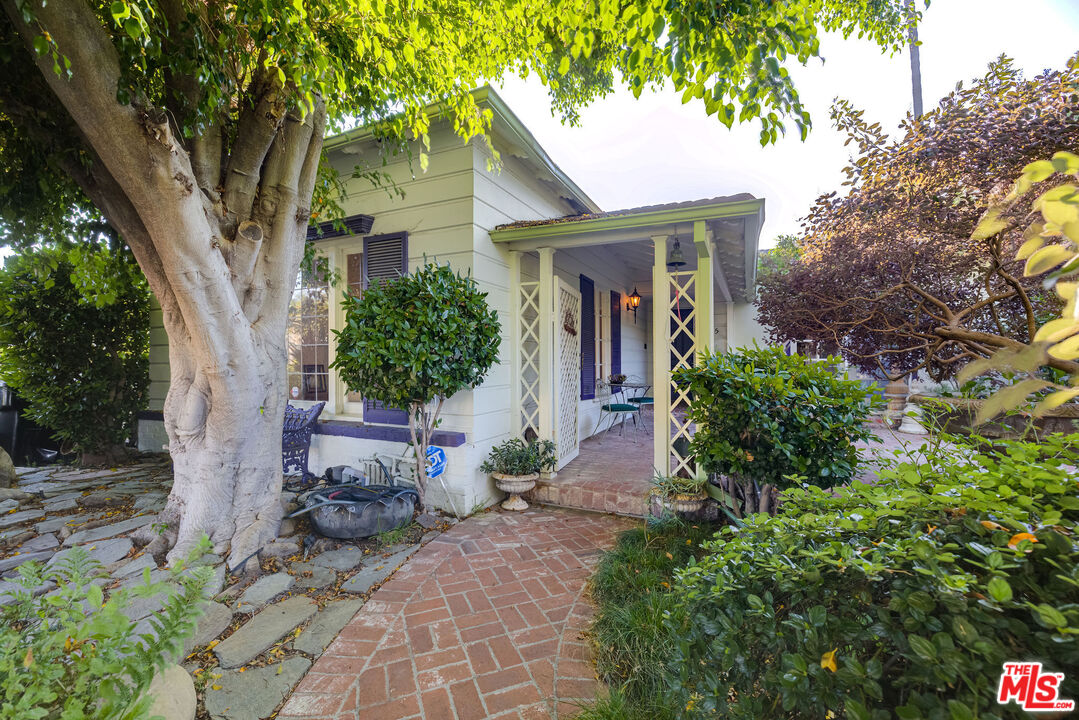 455 South Hamel Road Los Angeles, CA 90048 - Photo 6 of 31 a front view of a house with garden