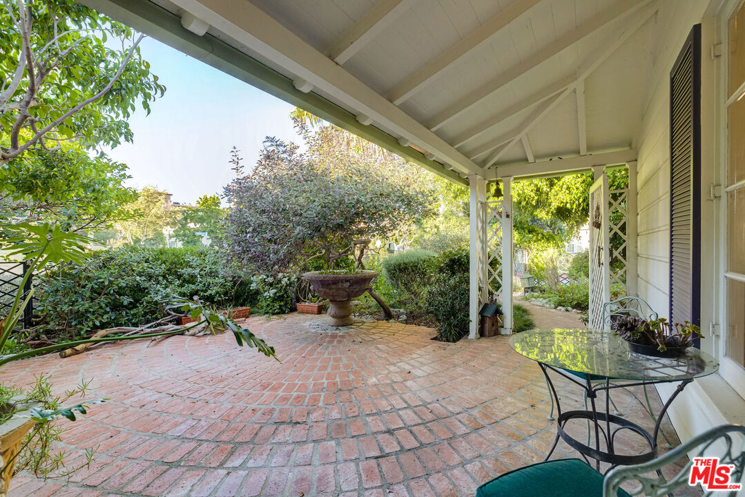 455 South Hamel Road Los Angeles, CA 90048 - Photo 8 of 31 a garden view with a seating space