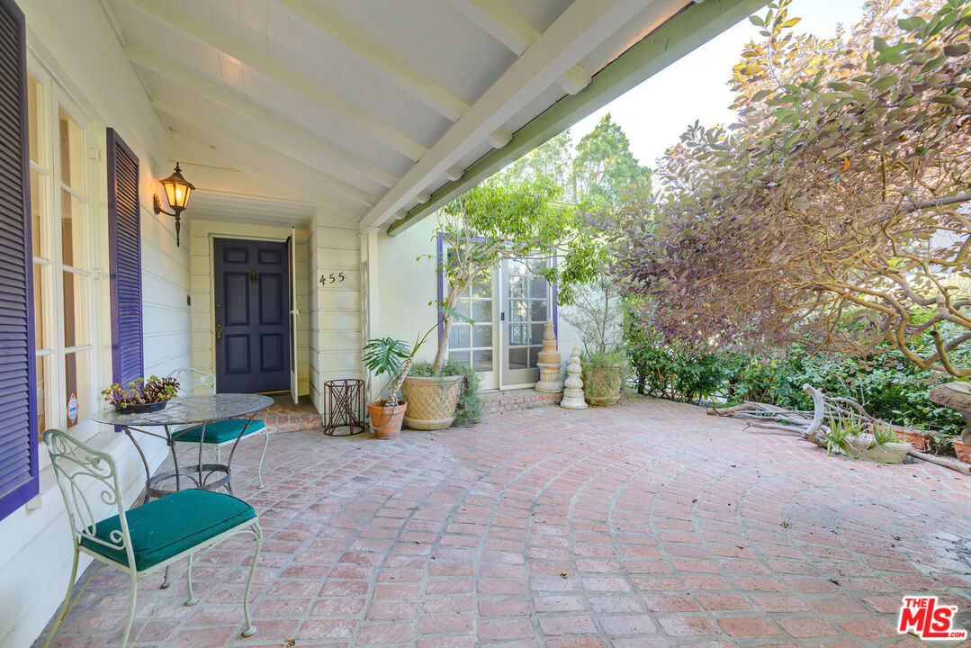 455 South Hamel Road Los Angeles, CA 90048 - Photo 9 of 31 a view of a patio with couches chairs and potted plants