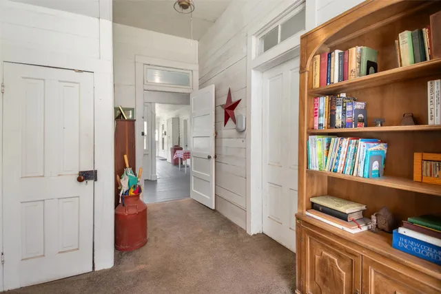 a view of an entryway with workspace