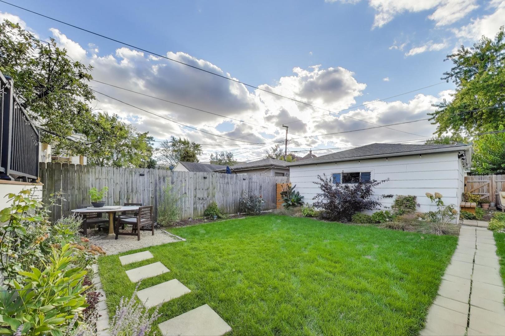 4438 North Spaulding Avenue Chicago, IL 60625 - Photo 35 of 40 a view of a backyard with sitting area