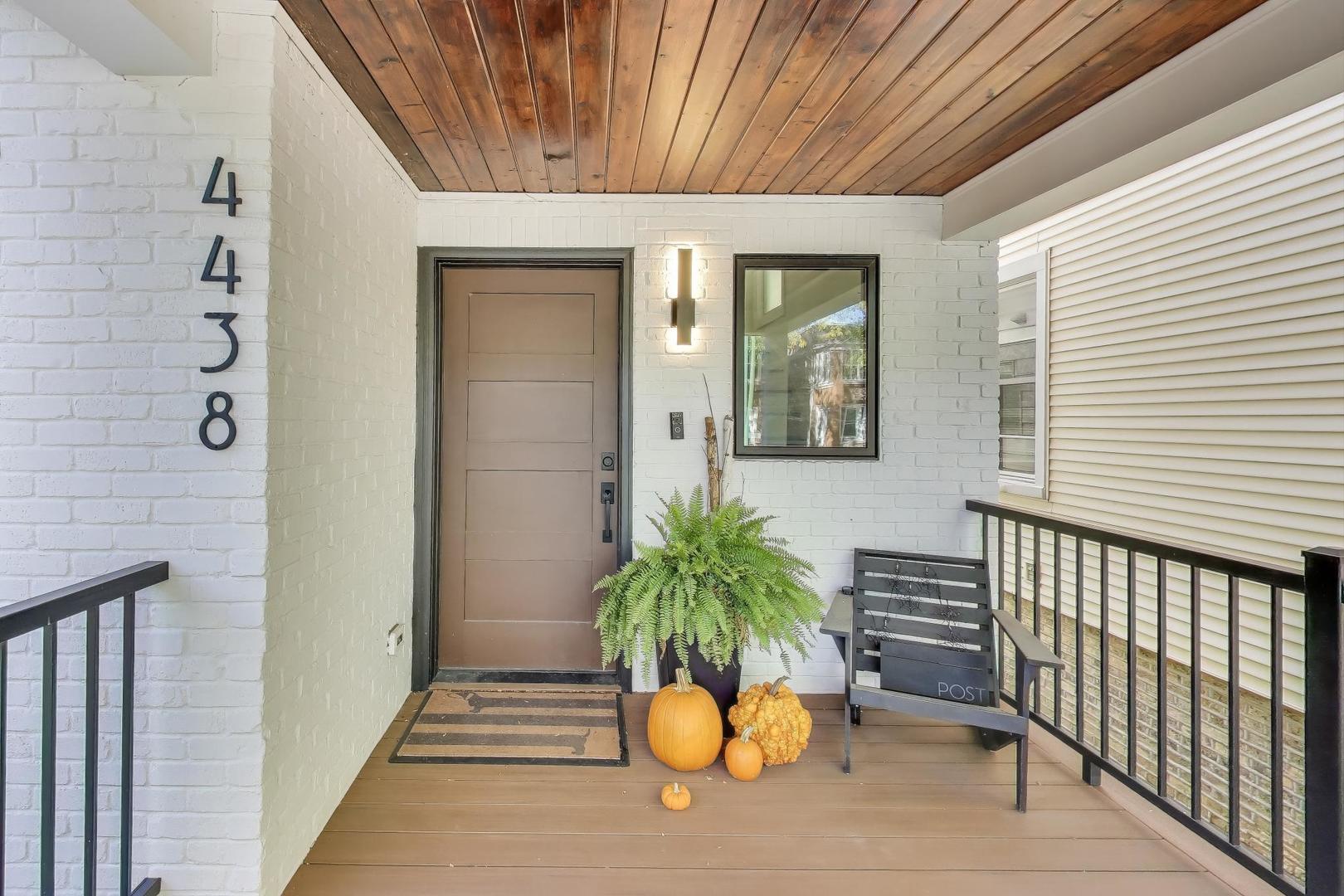 4438 North Spaulding Avenue Chicago, IL 60625 - Photo 4 of 40 a view of an entryway