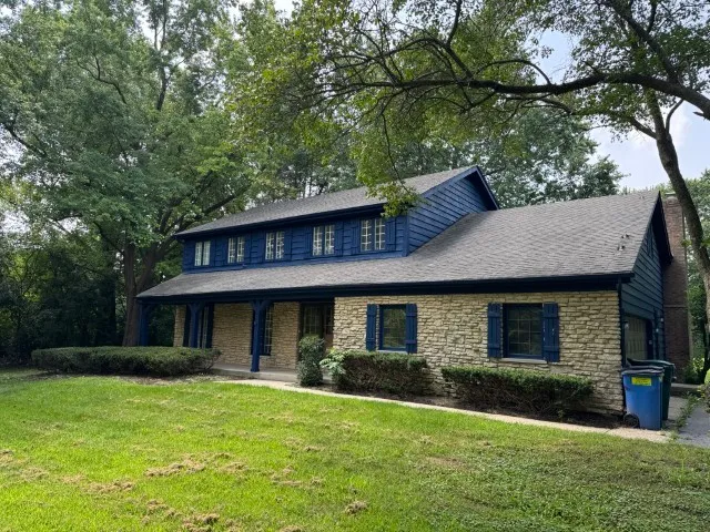 a view of a house with a yard