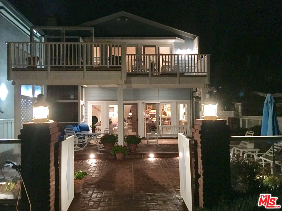 31026 Broad Beach Road Malibu, CA 90265 - Photo 40 of 40 a view of a livingroom with furniture