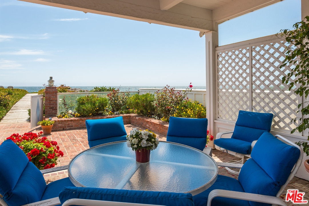 31026 Broad Beach Road Malibu, CA 90265 - Photo 5 of 40 a outdoor living space with furniture
