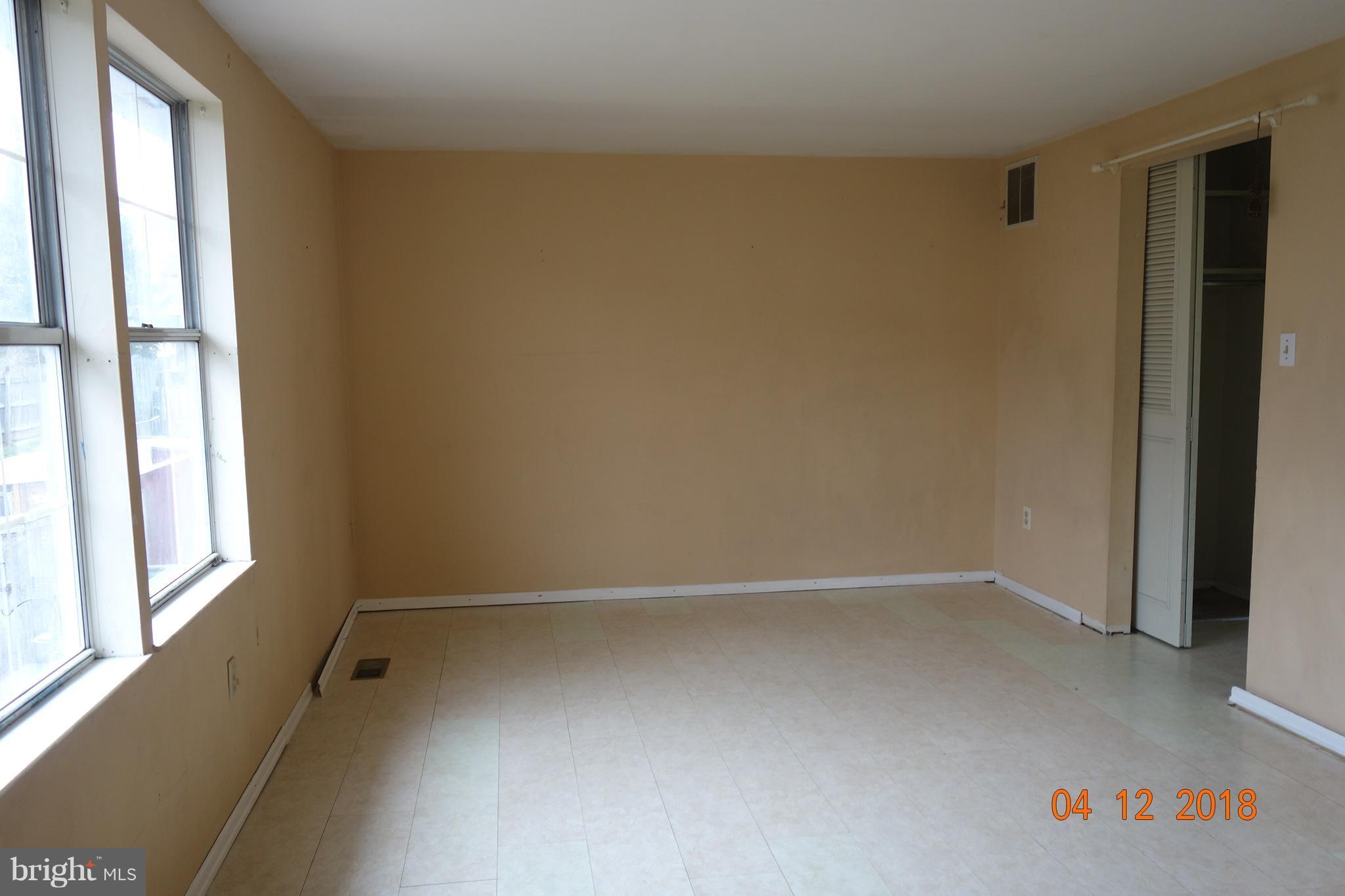 17523 Kohlhoss Road Poolesville, MD 20837 - Photo 7 of 10 Living Room