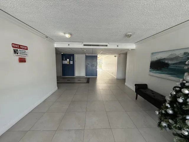 a view of livingroom with furniture