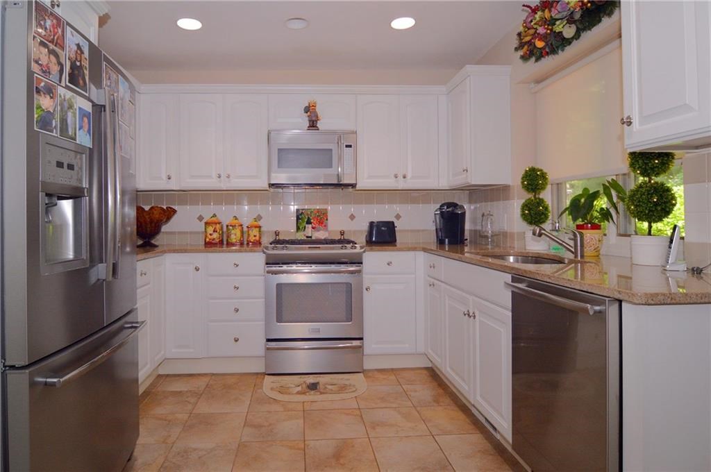 202 Dean Ridge Court Cranston, RI 02920 - Photo 8 of 28