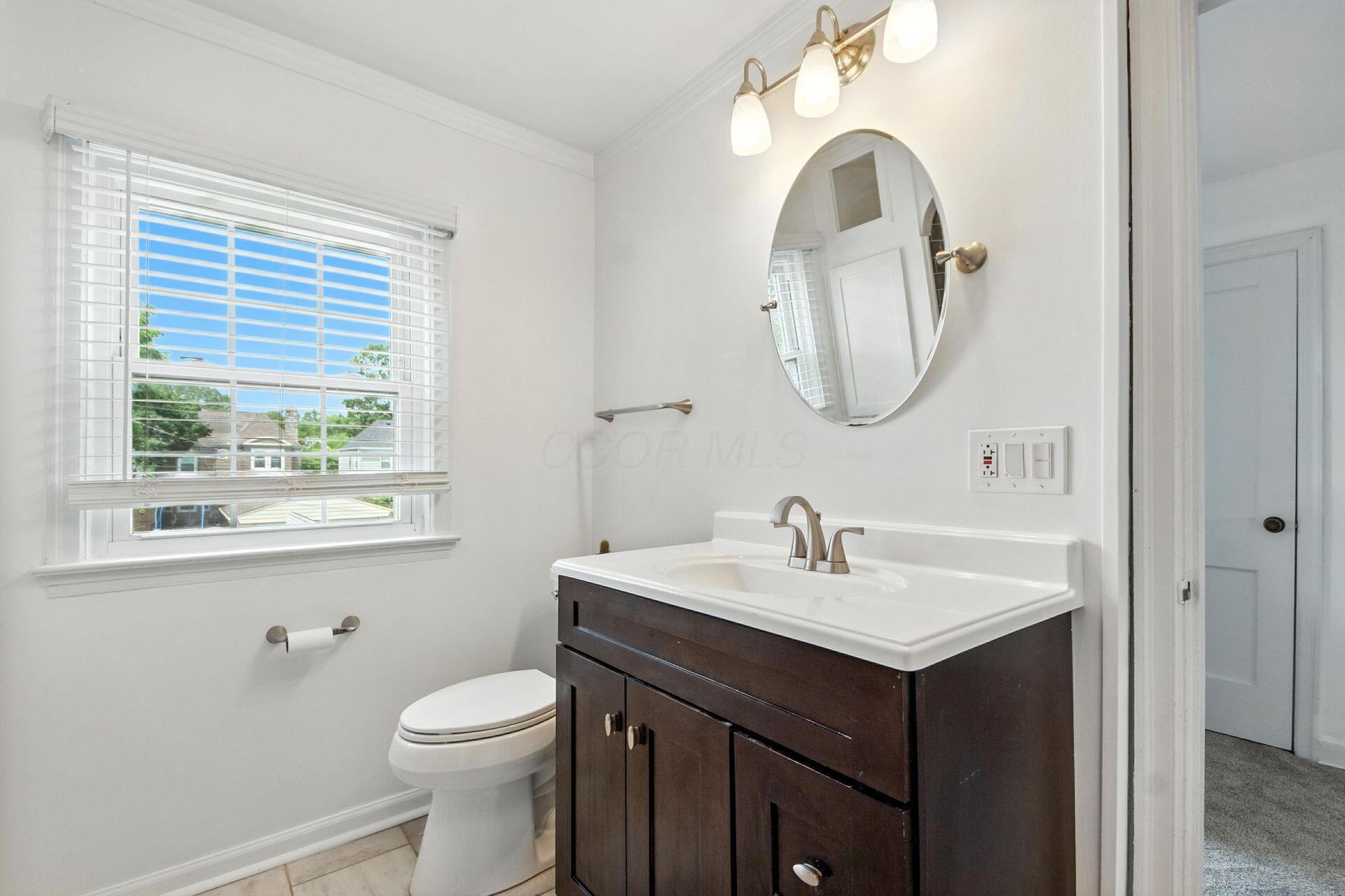 933 Vernon Road Columbus, OH 43209 - Photo 29 of 55 Second Floor Bathroom