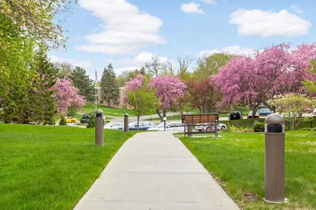 $124,900 | 4360 Brookside Court, Unit 114, Edina, MN 55436