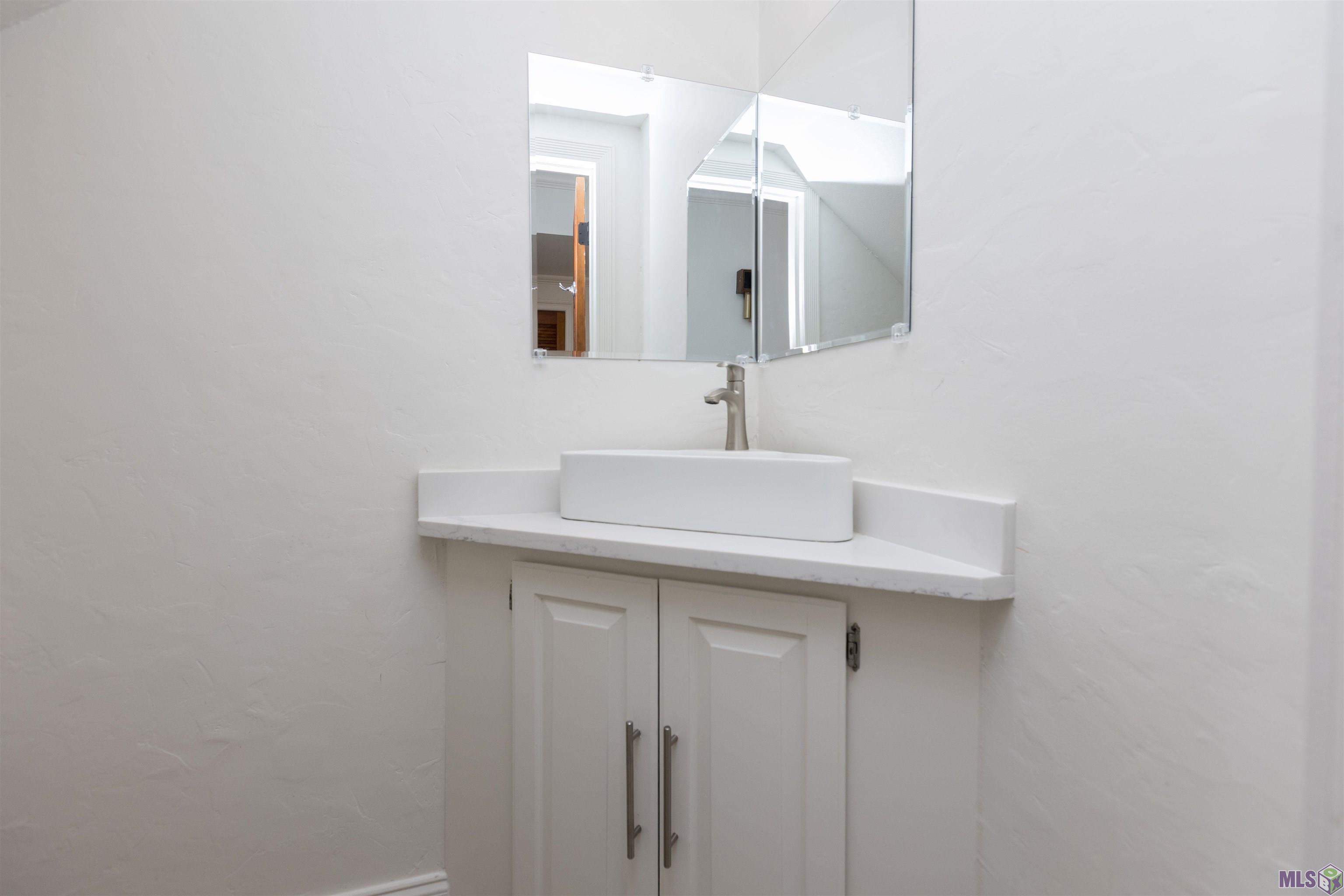 15635 Shenandoah Avenue Baton Rouge, LA 70817 - Photo 49 of 60 Powder Room