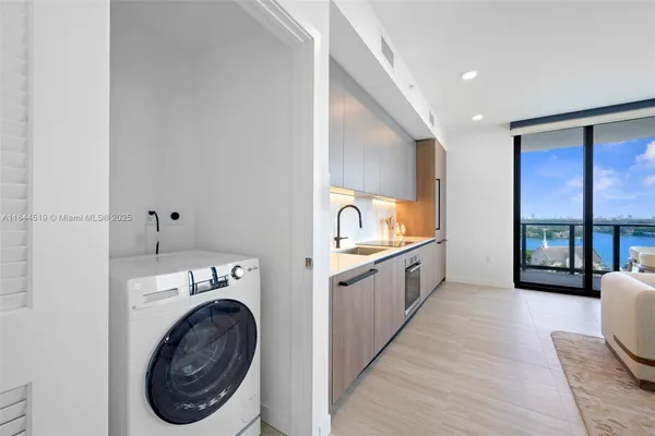 a view of utility room and washer