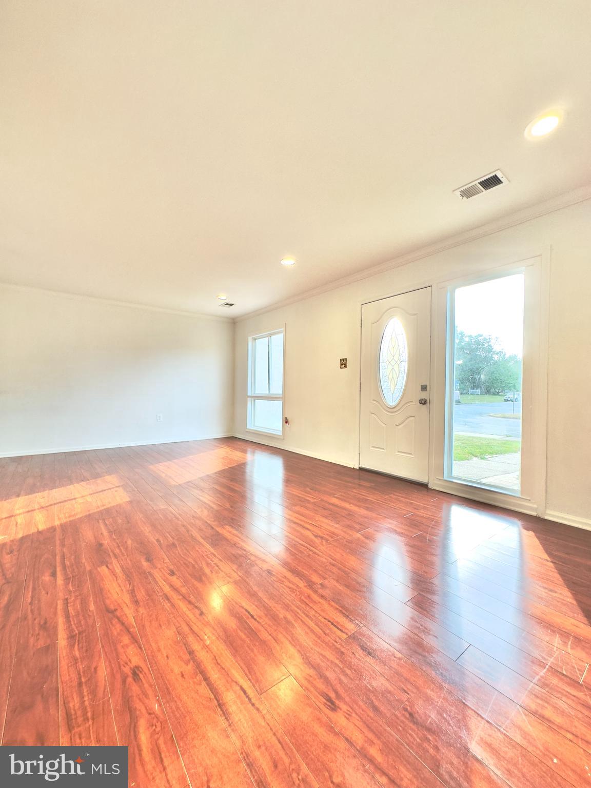 136 North Cottage Road Sterling, VA 20164 - Photo 6 of 29 Gallery Image 6