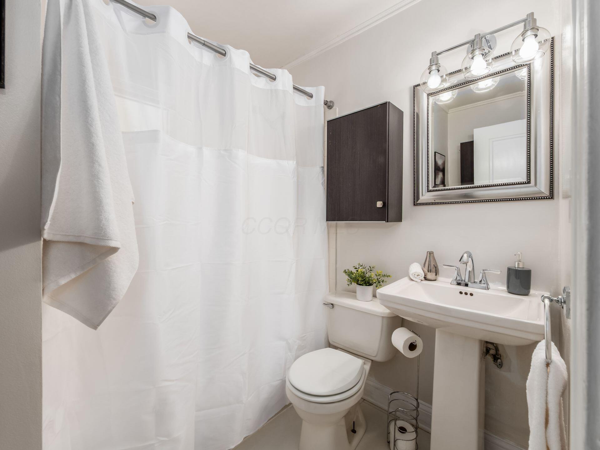 2356 Swansea Road Columbus, OH 43221 - Photo 22 of 64 Full Bathroom