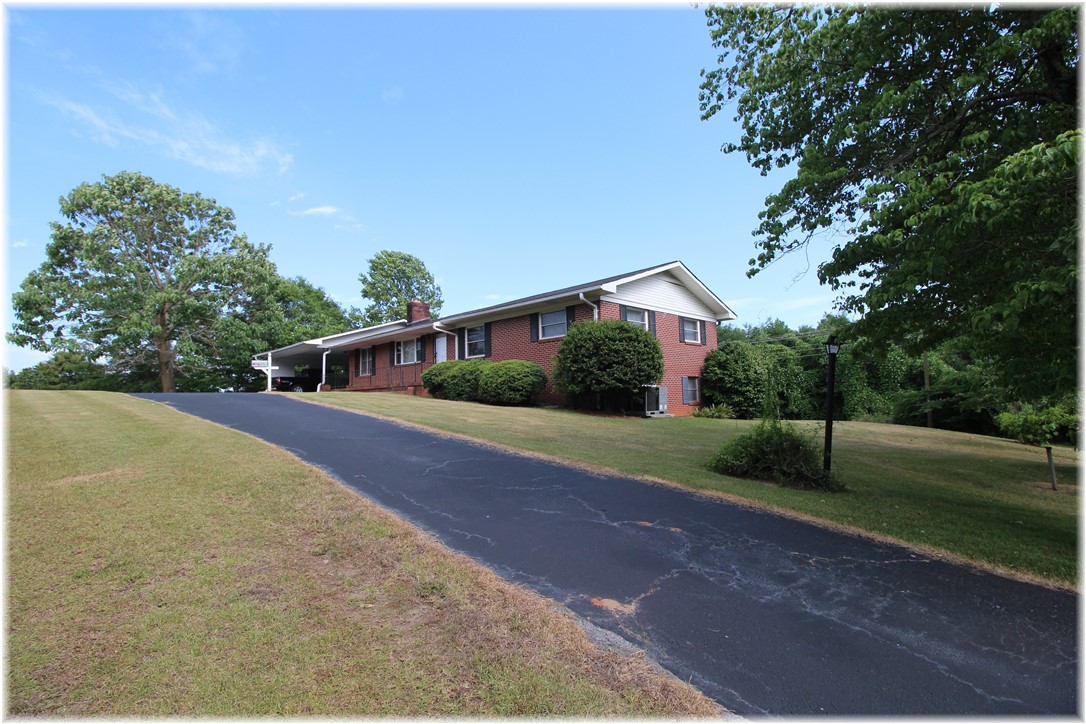 511 Old Seneca Road Westminster, SC 29693 - Photo 2 of 25 Gallery Image 2