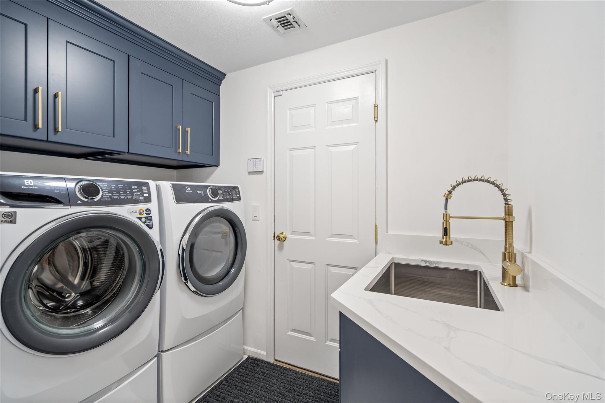 176 Sagamore Drive Plainview, NY 11803 - Photo 13 of 40 a utility room with dryer and washer
