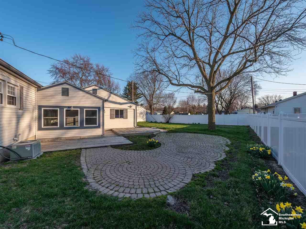 881 Stewart Road Monroe, MI 48162 - Photo 4 of 29 50009405-3.JPG