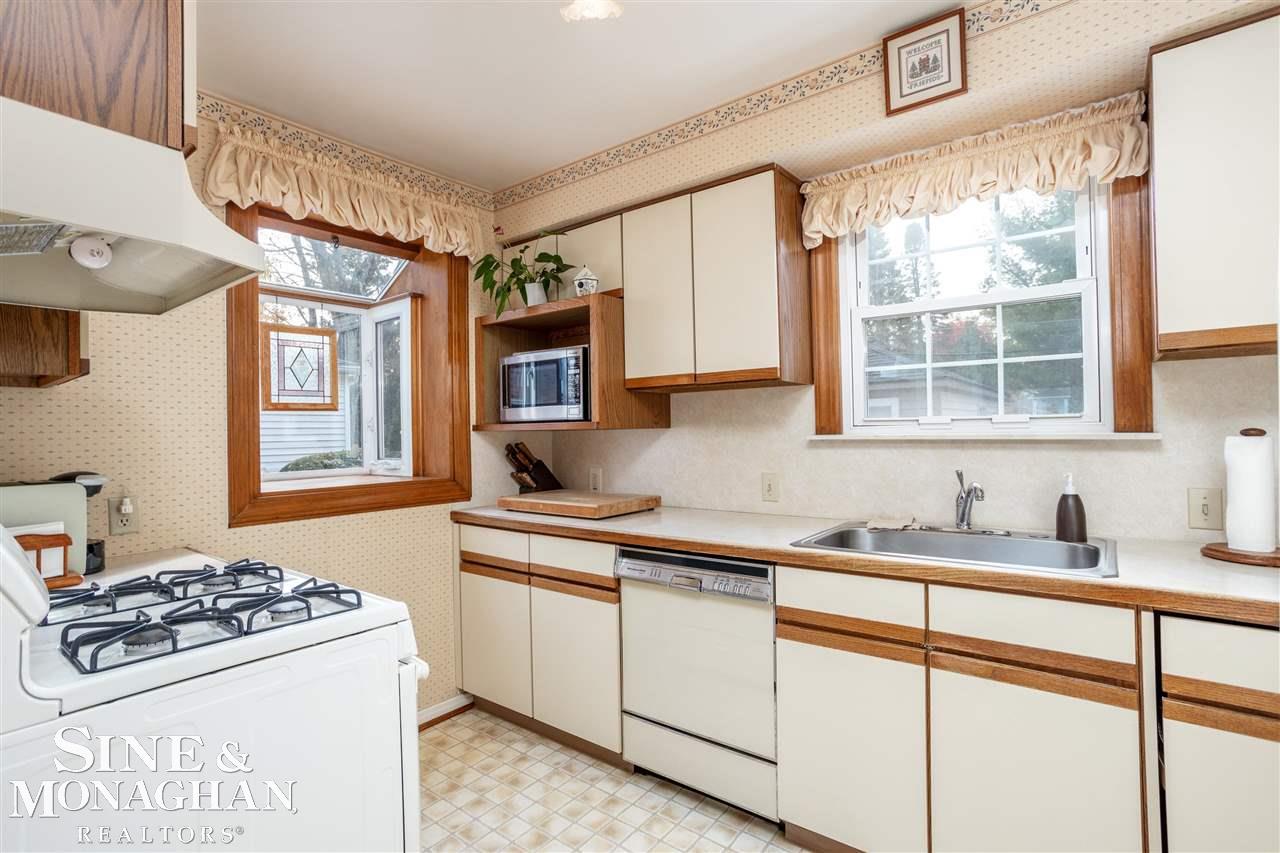 903 Roslyn Road Grosse Pointe, MI 48236 - Photo 6 of 38 50061069-5.JPG