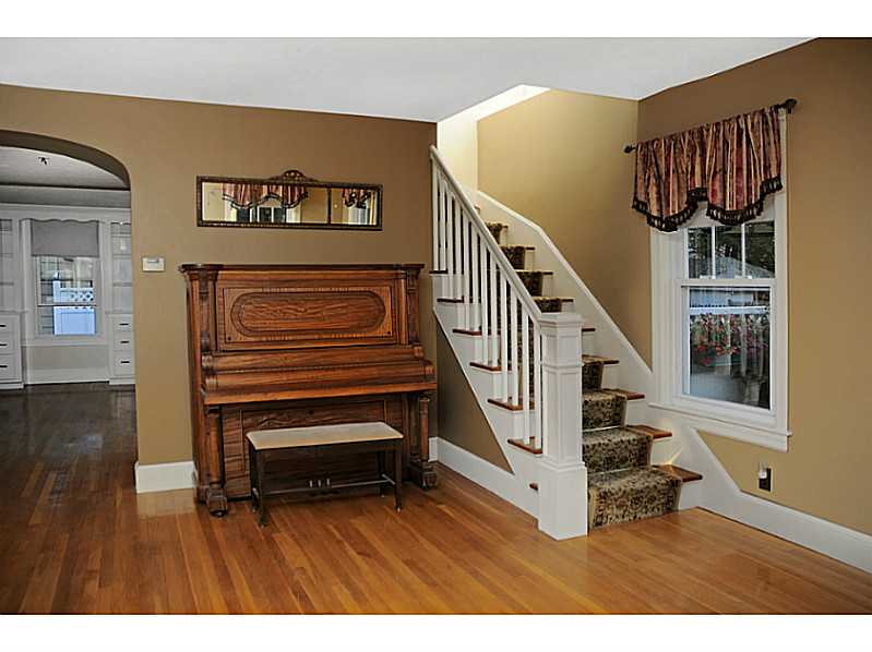 32 Mayfair Road Warwick, RI 02888 - Photo 9 of 21 Living Room.