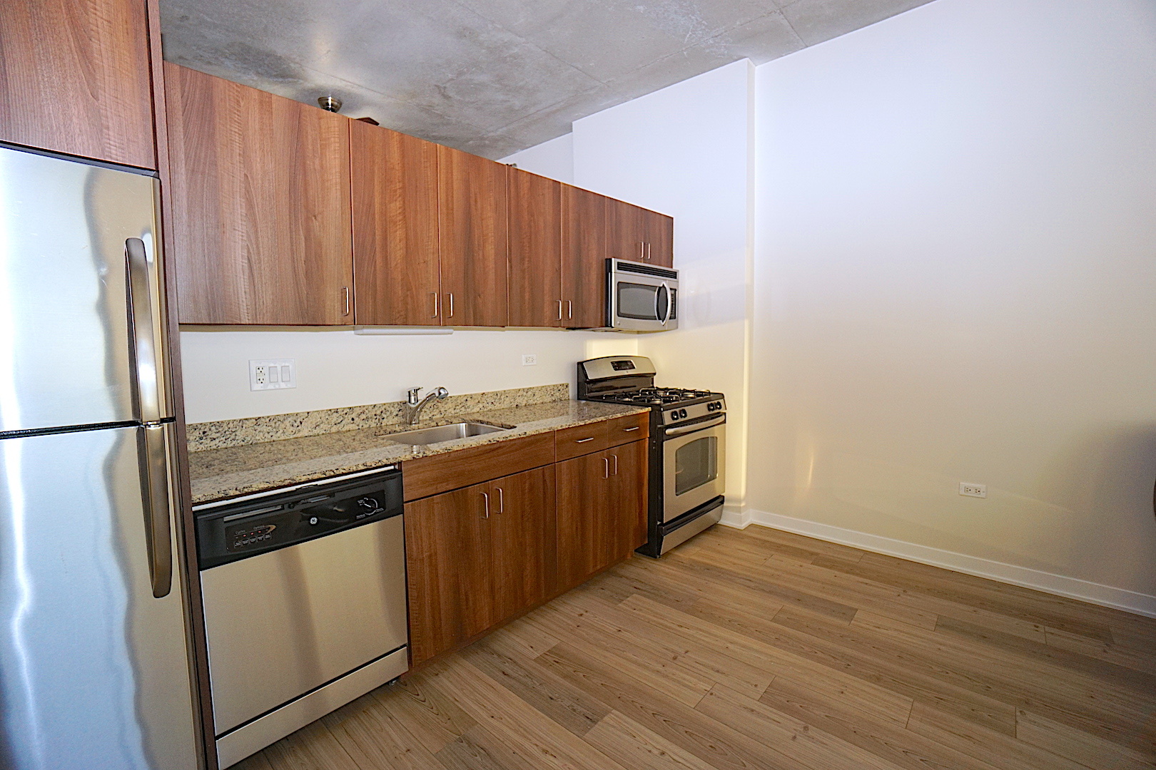 235 West Van Buren Street, Unit 2813 Chicago, IL 60607 - Photo 10 of 18