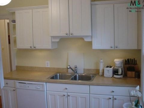 927 Nottingham Road Grosse Pointe, MI 48230 - Photo 4 of 9 8553-3.JPG