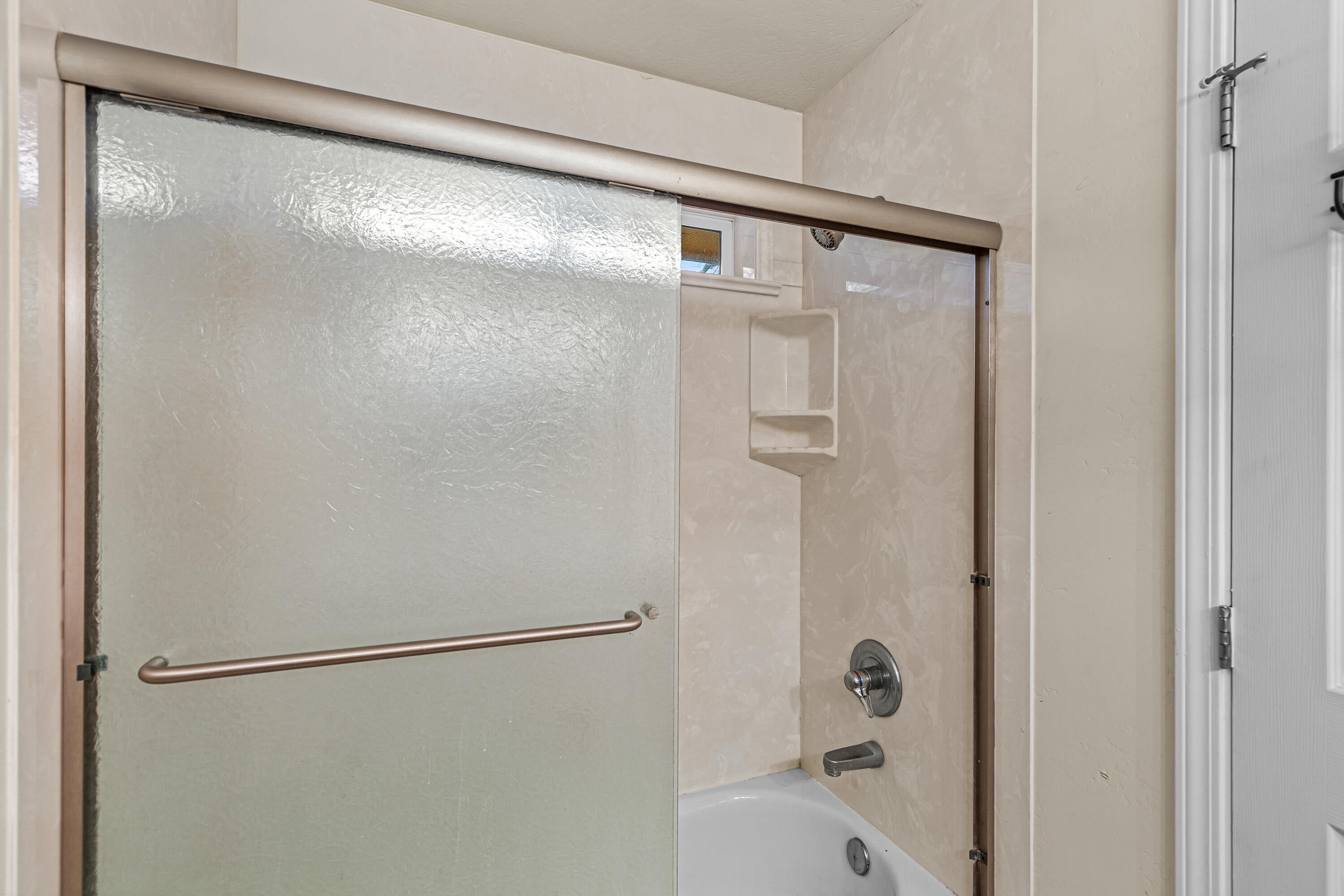 4260 Clayton Road Ashland, OR 97520 - Photo 17 of 41 Shower