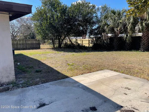 a view of a backyard