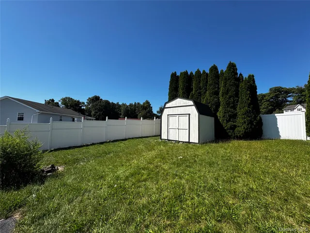 a view of a back yard of the house