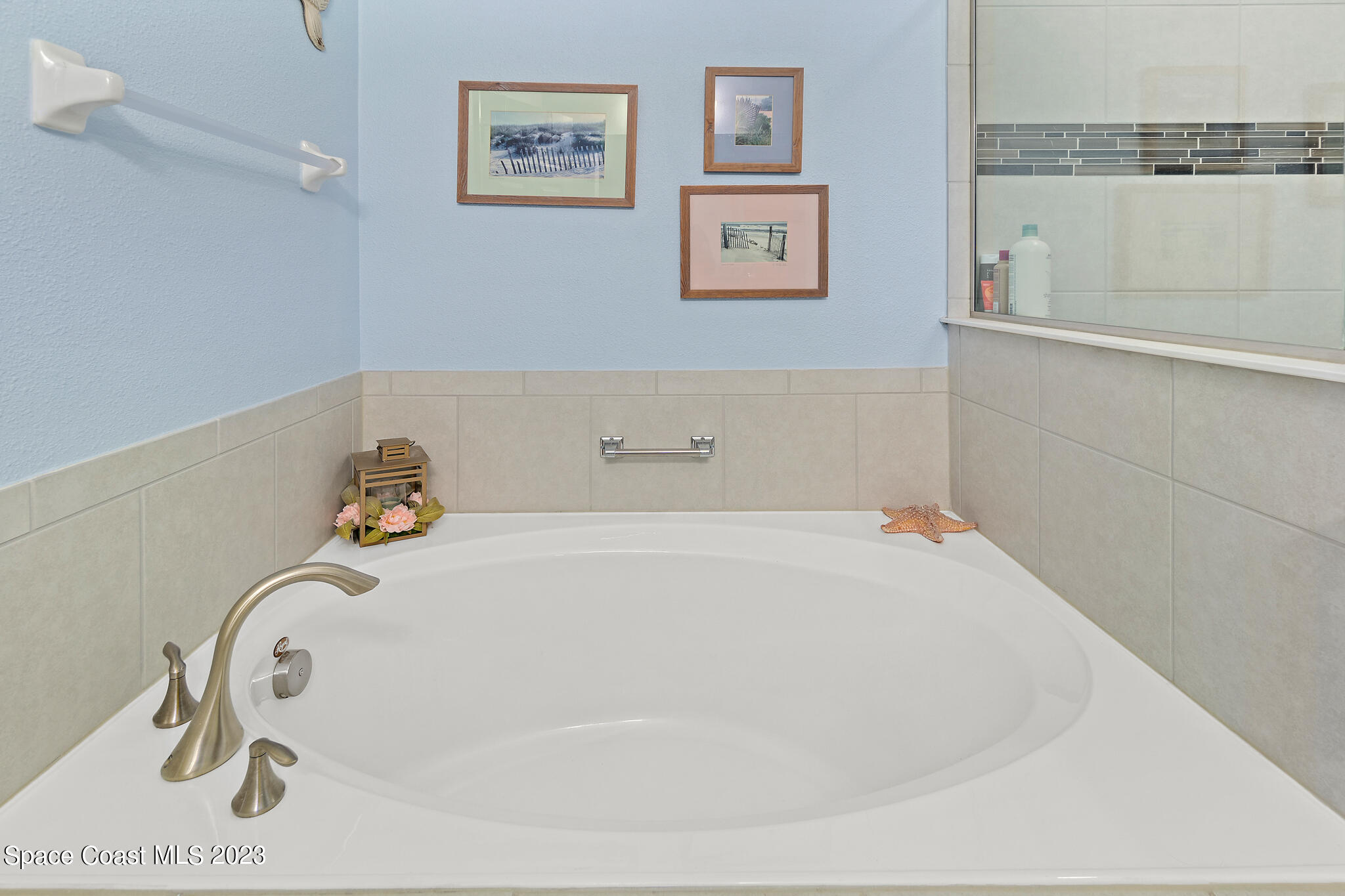 4465 Ruthann Circle Melbourne, FL 32934 - Photo 23 of 42 a bathroom with a tub