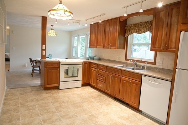 8 Herold Road Peabody, MA 01960 - Photo 3 of 20 Gallery Image 3