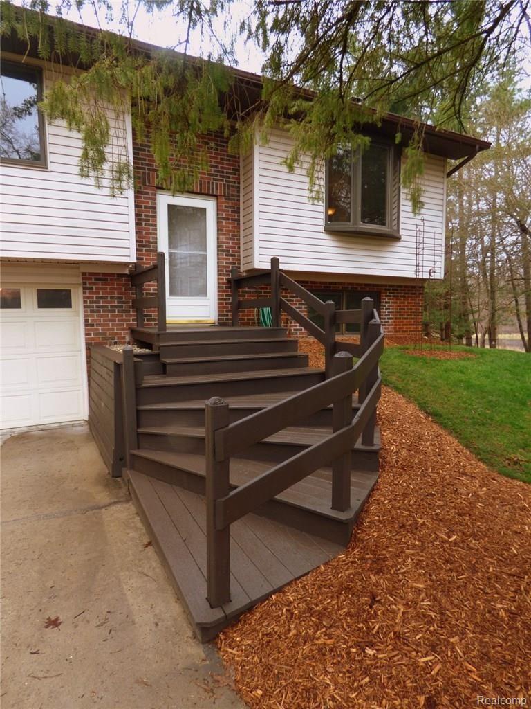 8826 Pettysville Road Pinckney, MI 48169 - Photo 27 of 31 28 ENTRANCE.JPG