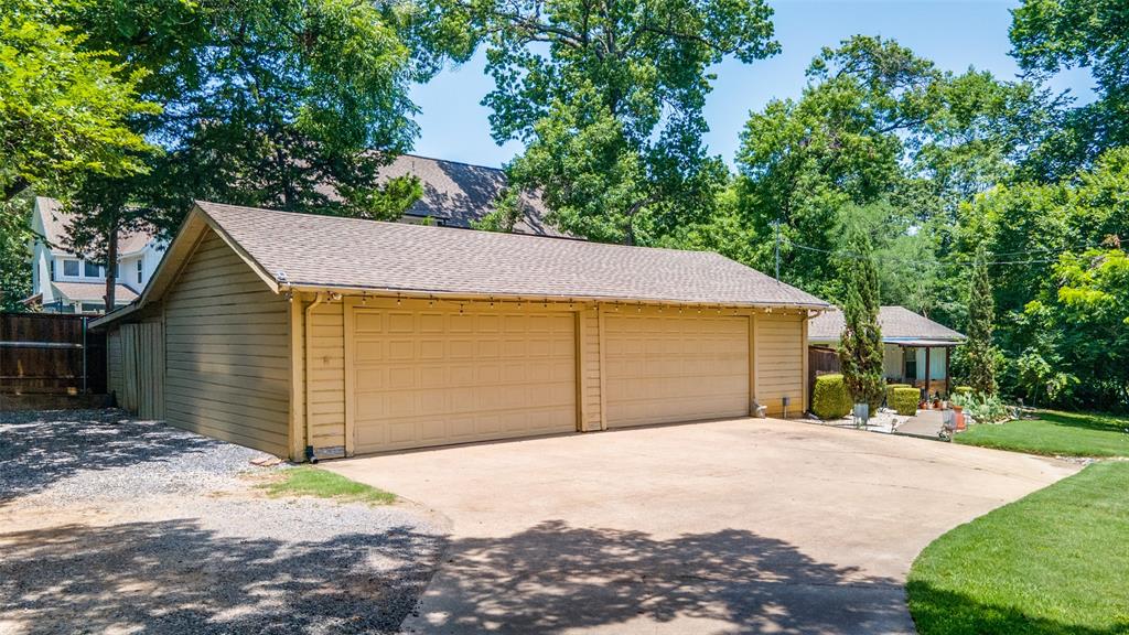 800 Harter Road Dallas, TX 75218 - Photo 6 of 17 View of detached garage