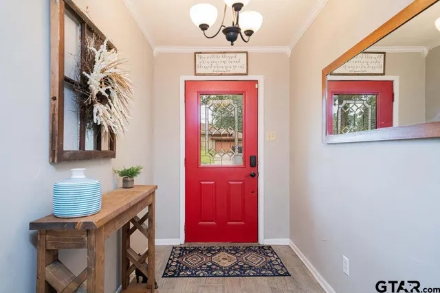 a view of entryway with a workspace