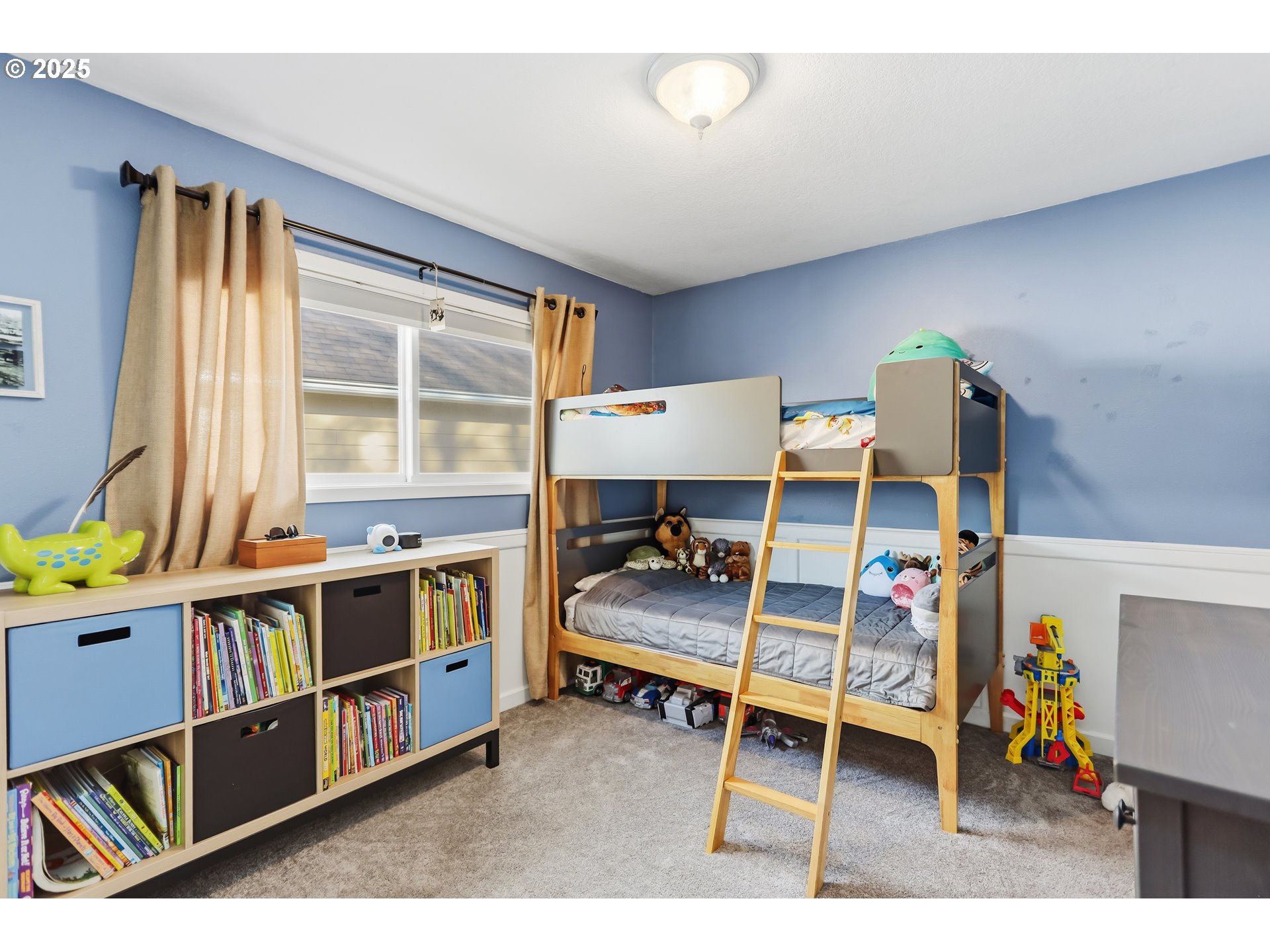 522 West 22nd Street The Dalles, OR 97058 - Photo 18 of 26 a bedroom with furniture and a book shelf