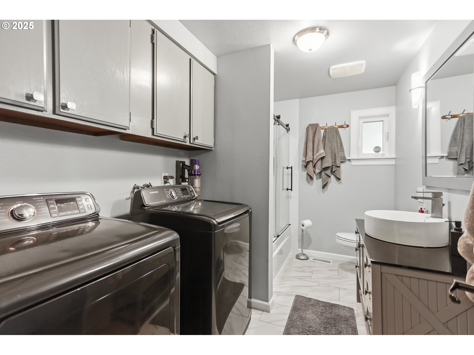 522 West 22nd Street The Dalles, OR 97058 - Photo 19 of 26 a bathroom with a sink toilet and mirror