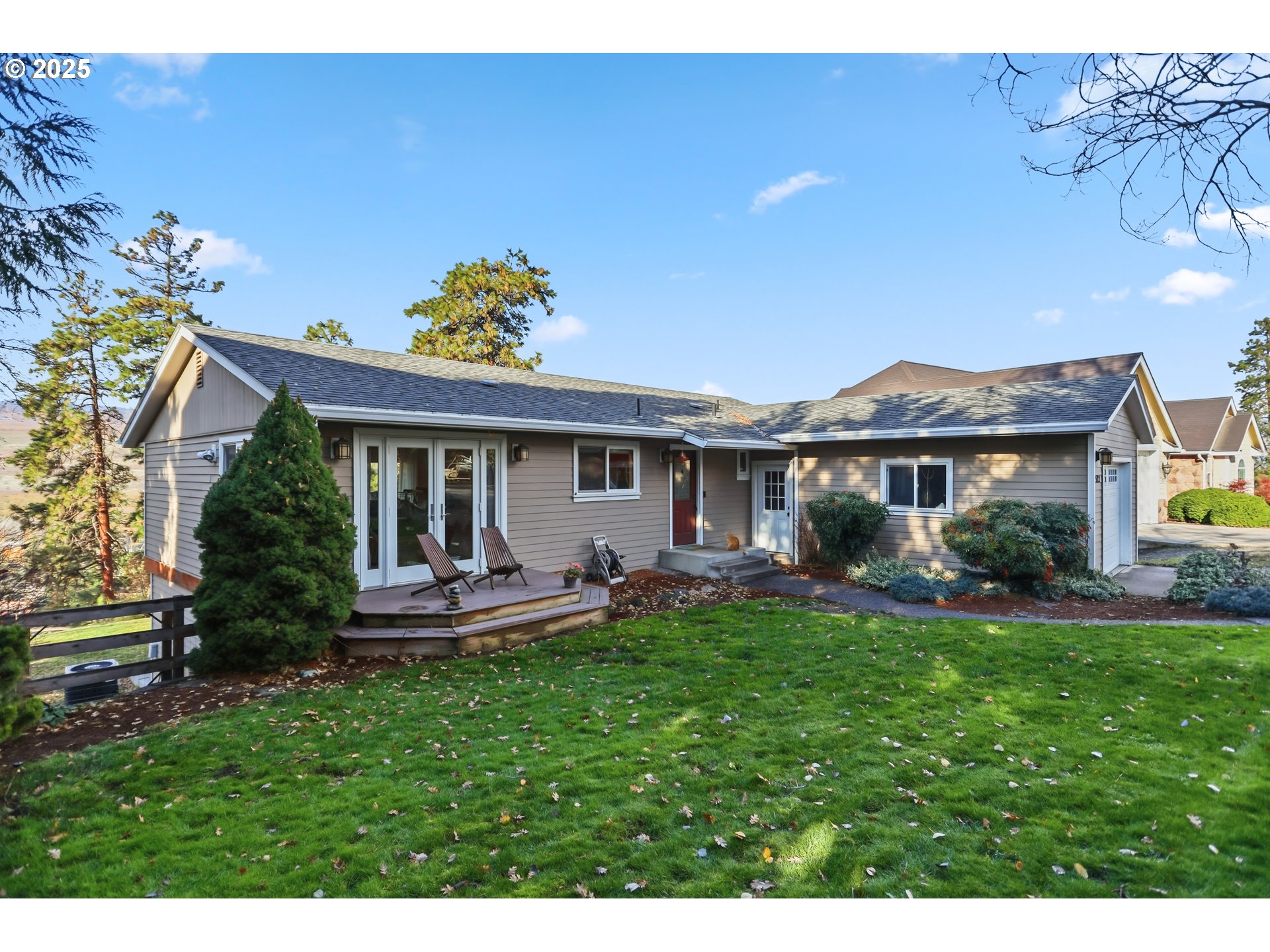 522 West 22nd Street The Dalles, OR 97058 - Photo 2 of 26 a front view of a house with a garden and patio