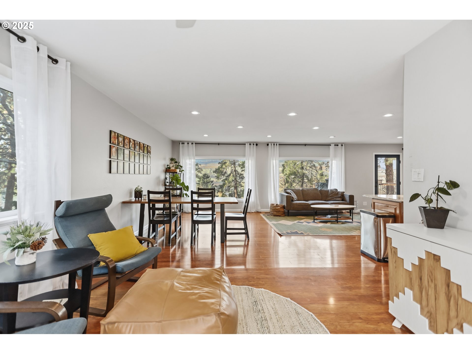 522 West 22nd Street The Dalles, OR 97058 - Photo 21 of 26 a living room with furniture and a table