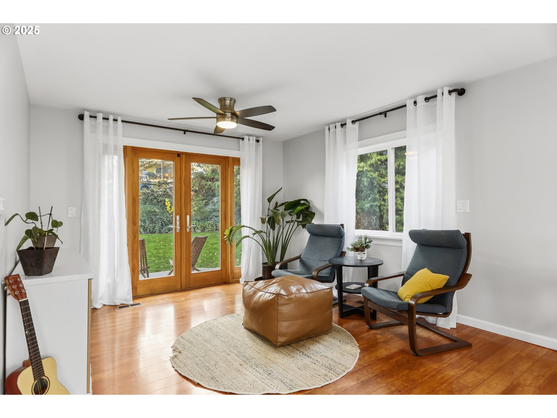 522 West 22nd Street The Dalles, OR 97058 - Photo 22 of 26 a living room with furniture and a large window
