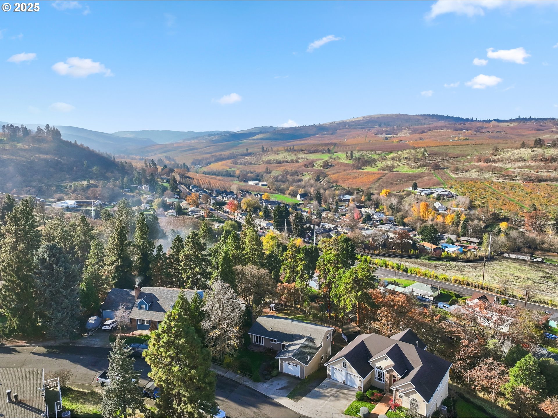 522 West 22nd Street The Dalles, OR 97058 - Photo 4 of 26 an aerial view of residential houses with outdoor space and river