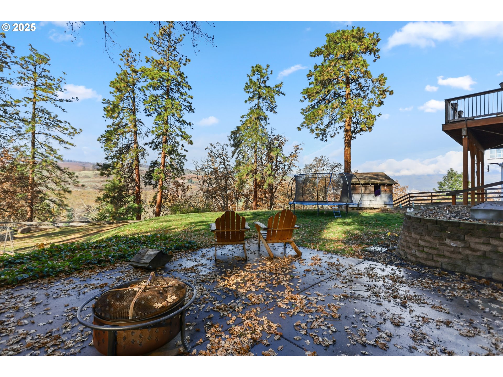 522 West 22nd Street The Dalles, OR 97058 - Photo 7 of 26 a view of a backyard with plants and lake