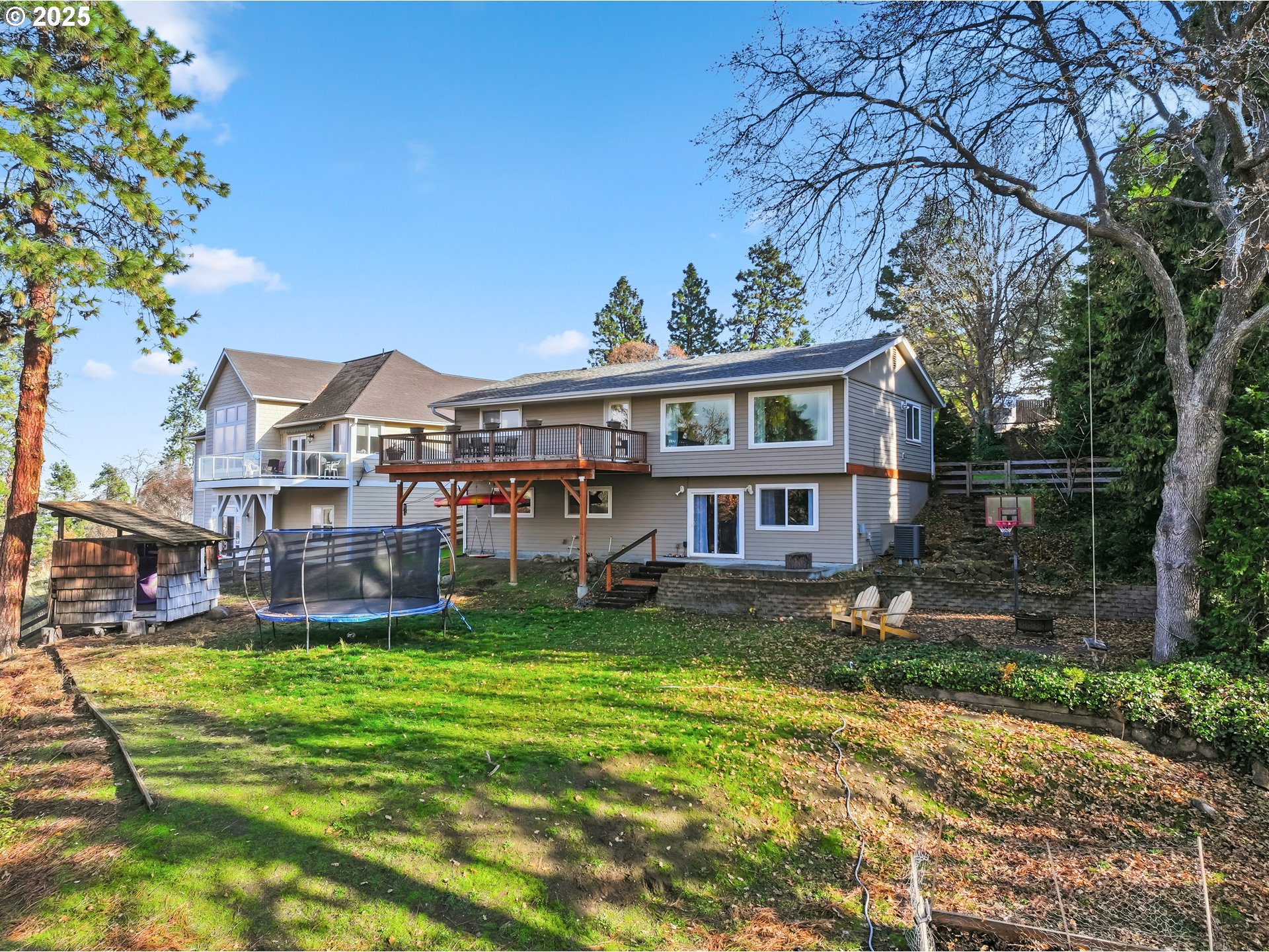 522 West 22nd Street The Dalles, OR 97058 - Photo 8 of 26 a view of a house with a yard porch and sitting area