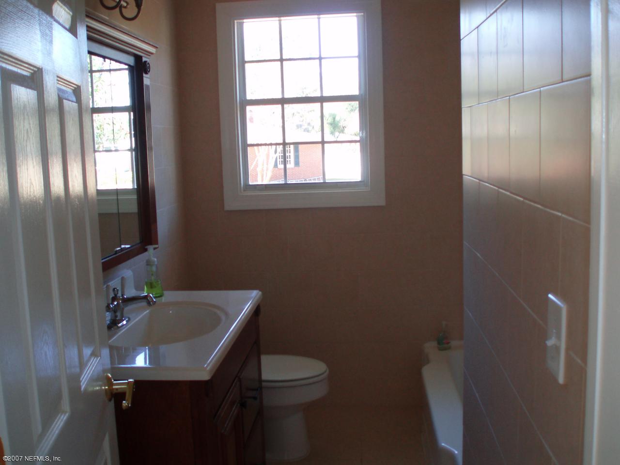 1605 Ridgeland Road Jacksonville, FL 32207 - Photo 4 of 10 Bathroom