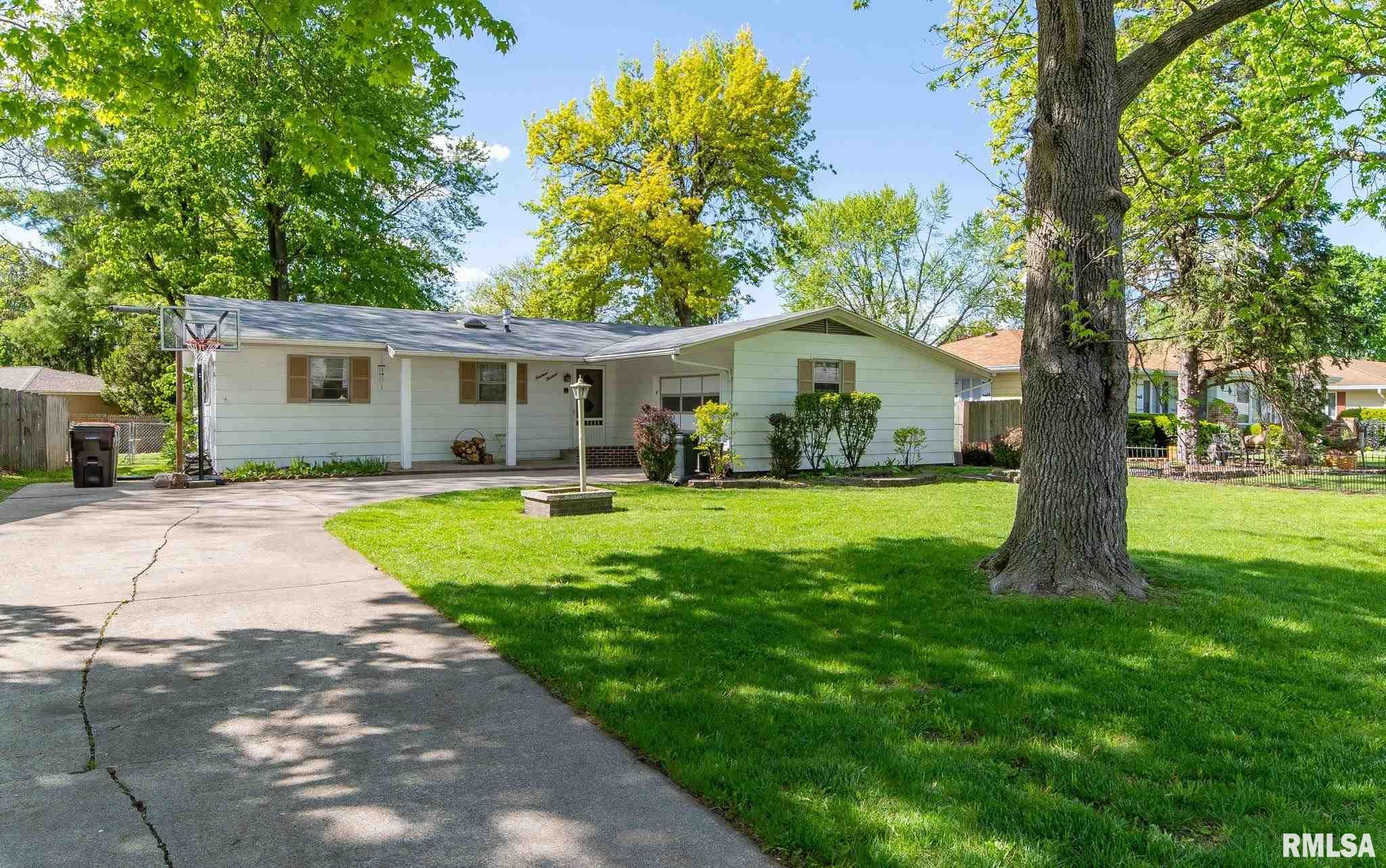 1413 Rutledge Drive Lincoln, IL 62656 - Photo 2 of 28 Gallery Image 2