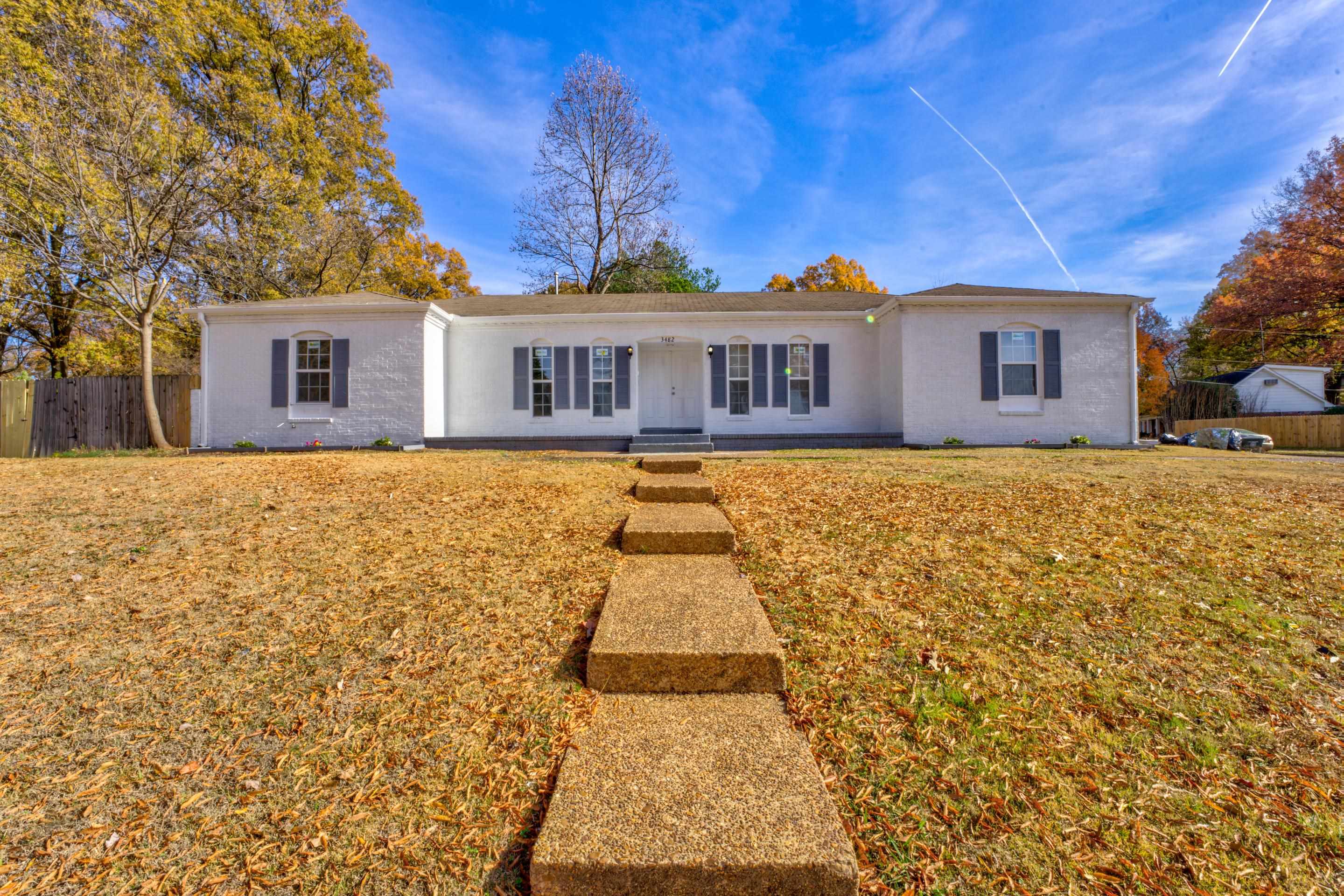a view of a house with a yard