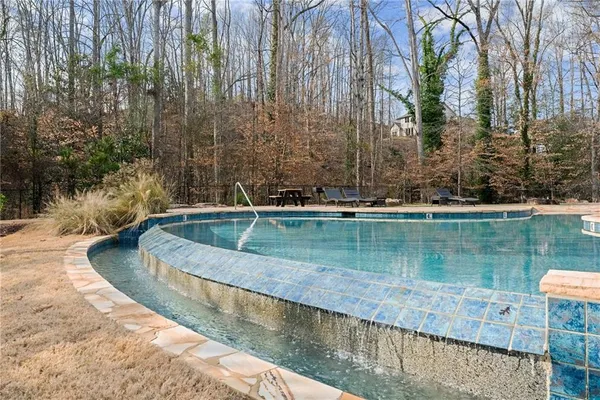 a view of a backyard