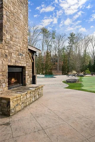 a view of a backyard