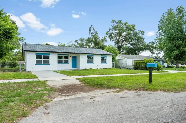 a view of a house with backyard