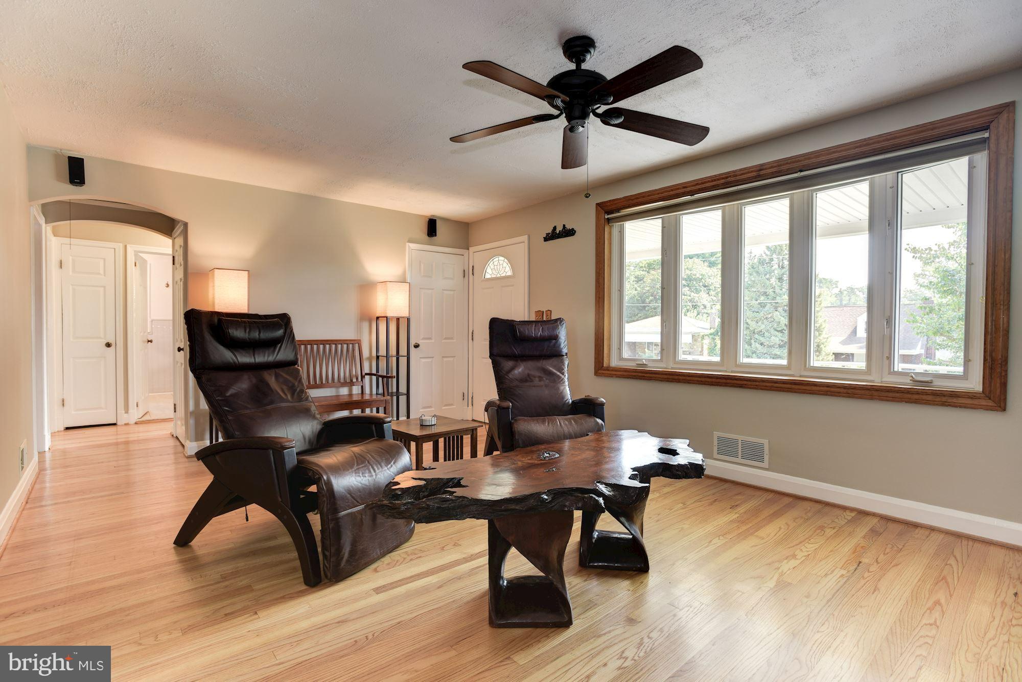 404 Waveland Road Baltimore, MD 21228 - Photo 3 of 28 Living Room | Main Entrance