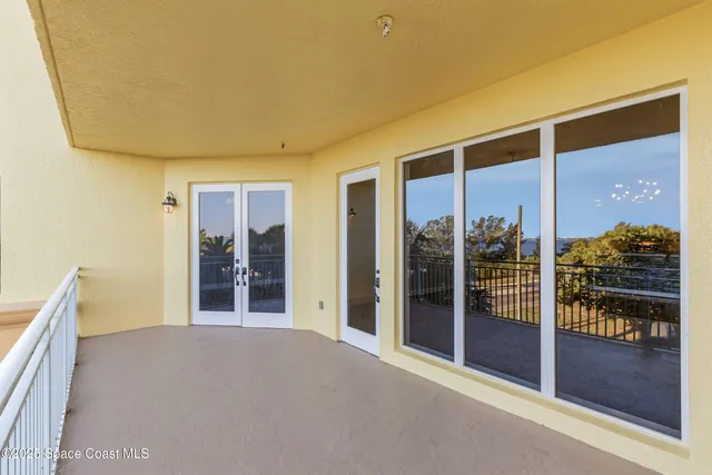 en empty room with window and ceiling fan