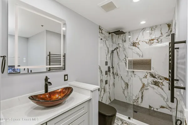 a view of yard with trees